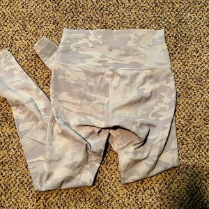 Lululemon Wunder Under High-Rise
Tight 25"
Ribbed Fabric size 6